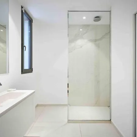 Splendid With Overflowing Swimming Pool Villa
