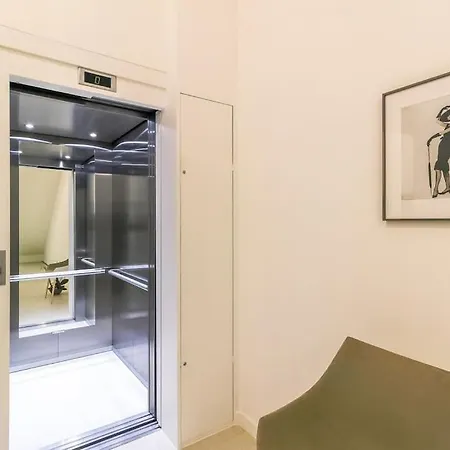 Villa Splendid With Overflowing Swimming Pool