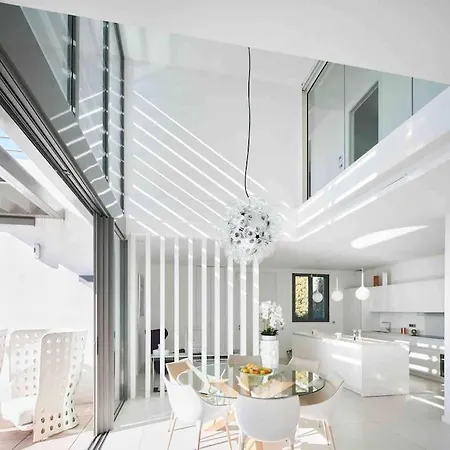 Splendid With Overflowing Swimming Pool * Nice