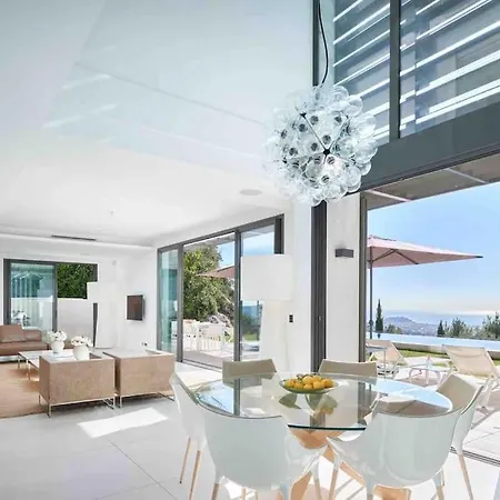 Villa Splendid With Overflowing Swimming Pool