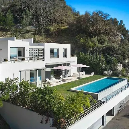 Splendid With Overflowing Swimming Pool *