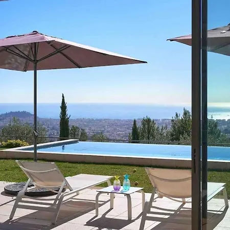Villa Splendid With Overflowing Swimming Pool *