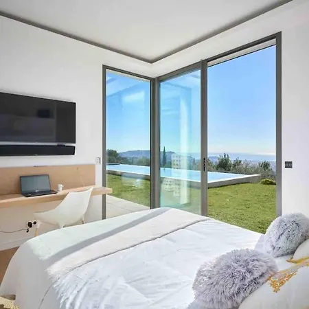 Vila Splendid With Overflowing Swimming Pool