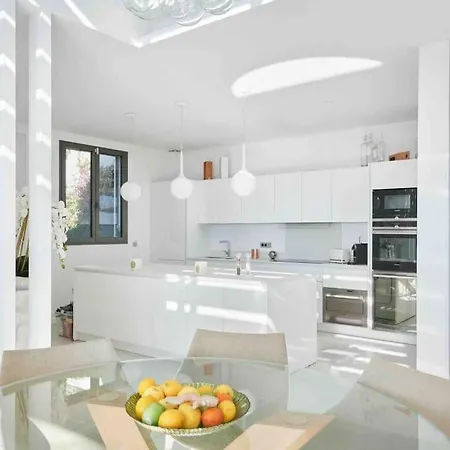 Splendid With Overflowing Swimming Pool * Nice